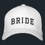 Die Brücke | Bachelorette Bold Modern Trendy Bestickte Baseballkappe<br><div class="desc">Bride super niedliche individuelle Design, die Sie mit dem Namen Ihrer Braut für Ihre Bachelorette anpassen können. Das Design besticht durch einen zeitgenössischen sportlichen Schriftart in der Uni, gepaart mit handgeschriebener Schrift-Typografie auf der Rückseite in einem modernen minimalistischen lässigen Stil mit schlichter schwarzer Stickerei. Dieses Design ist einfach zu personalisieren...</div>
