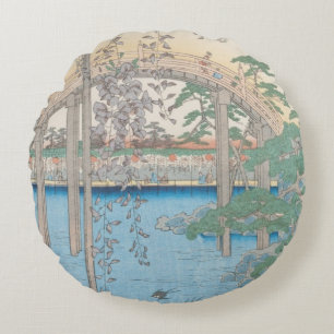 Die Brücke mit Glyzinien oder Kameido Tenjin Rundes Kissen