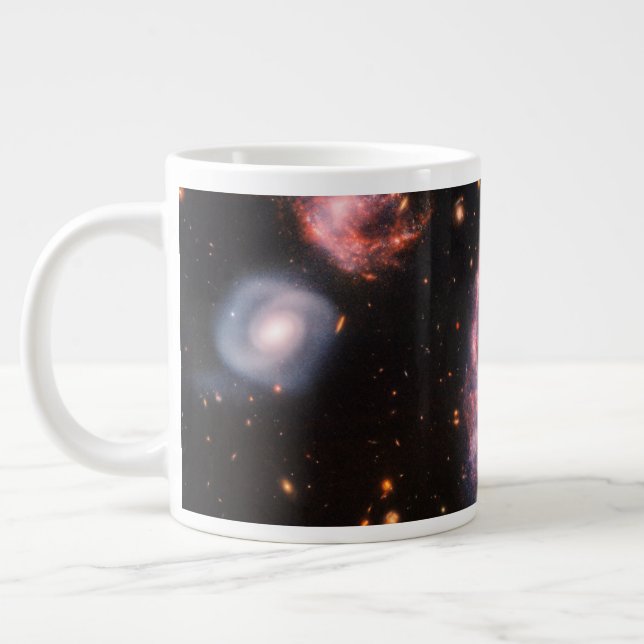 Die Cartwheel Galaxie und ihre Begleitgalaxien. Jumbo-Tasse (Links)