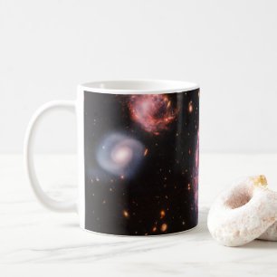 Die Cartwheel Galaxie und ihre Begleitgalaxien. Kaffeetasse
