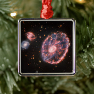Die Cartwheel Galaxie und ihre Begleitgalaxien. Ornament Aus Metall