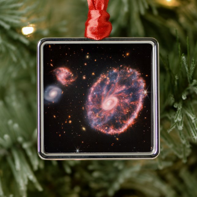 Die Cartwheel Galaxie und ihre Begleitgalaxien. Ornament Aus Metall (Baum)
