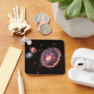 Die Cartwheel Galaxie und ihre Begleitgalaxien. Schlüsselanhänger