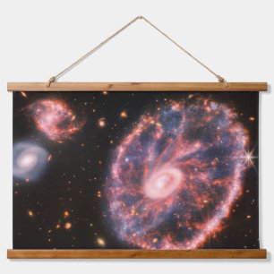Die Cartwheel Galaxie und ihre Begleitgalaxien. Wandteppich Mit Holzrahmen