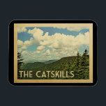 Die Catskills New York Vintage Reise Magnet<br><div class="desc">Der Catskills New York Entwurf in der Vintagen Reiseart,  die eine beträchtliche Naturlandschaftsansicht mit Bäumen und Bergen kennzeichnet.</div>