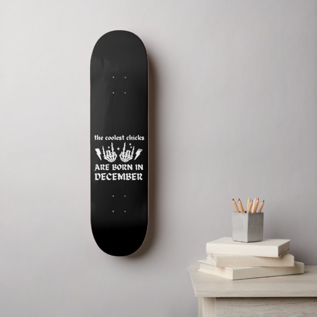 DIE COOLEN SCHICKEN SIND IM DEZEMBER GEBOREN SKATEBOARD (Wandkunst)