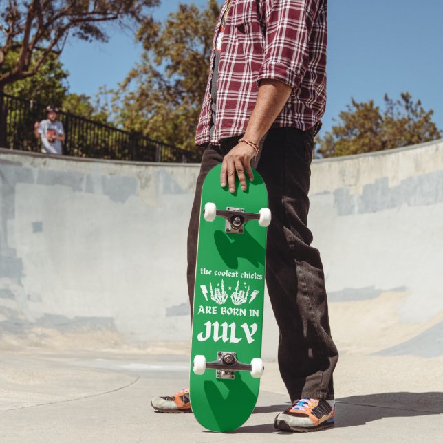 DIE COOLSTEN CHICKS SIND IM JULI GEBOREN SKATEBOARD (Außenbereich 2)