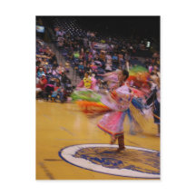 Die Damen machen PowWow Feather Tanz