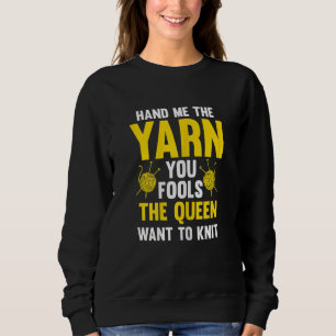 Die Damen reichen mir das Garn, das Sie der Königi Sweatshirt