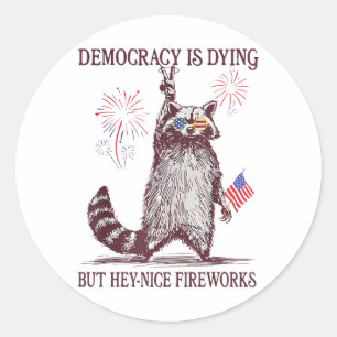 Die Demokratie stirbt, aber Hey, Nizza Feuerwerk 4 Runder Aufkleber