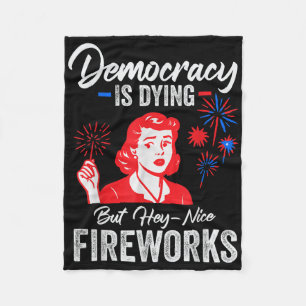 Die Demokratie stirbt, aber hey, schöne Feuerwerke Fleecedecke
