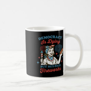 Die Demokratie stirbt, aber hey, schöne Feuerwerke Kaffeetasse