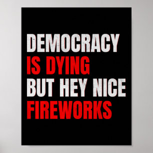 Die Demokratie stirbt, aber hey, schöne Feuerwerke Poster