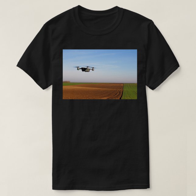 Die Drohne fliegt über das Pflugfeld 1 T-Shirt (Design vorne)