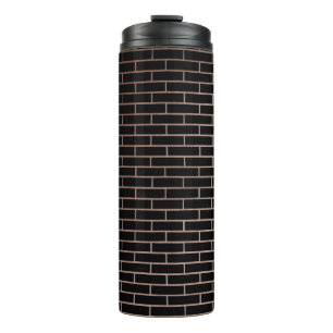 Die dunkle schwarze Ziegelwand hat eine raue Oberf Thermosbecher
