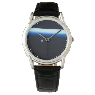 Die dünne Atmosphäre der Erde und ein blühender Mo Armbanduhr