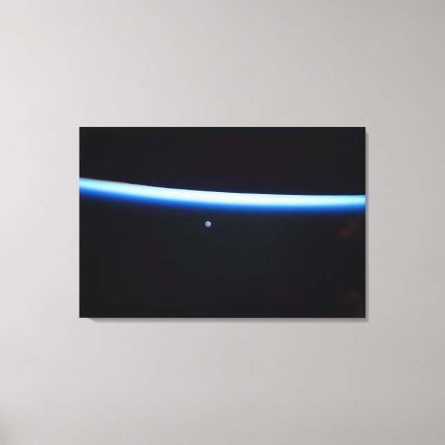 Die dünne Atmosphäre der Erde und ein blühender Mo Leinwanddruck (Vorderseite)