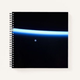 Die dünne Atmosphäre der Erde und ein blühender Mo Notizbuch