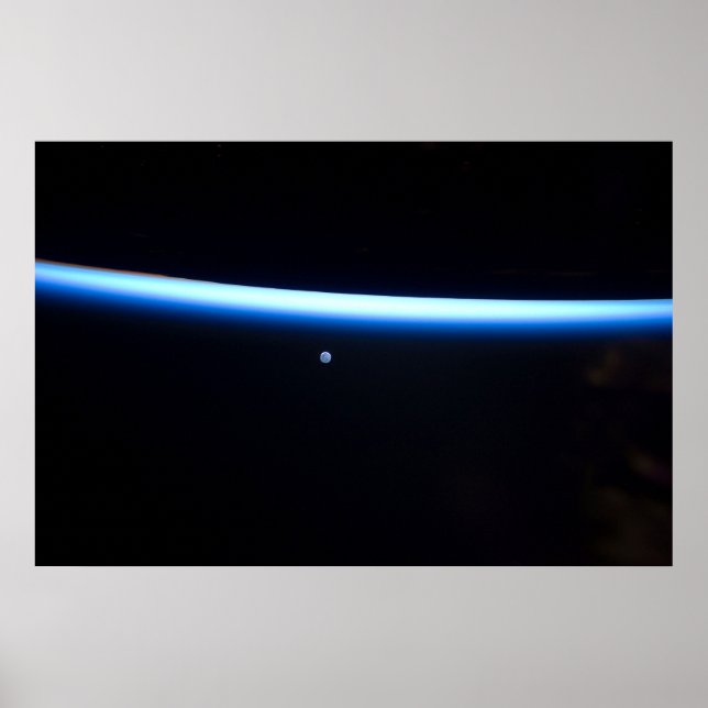 Die dünne Atmosphäre der Erde und ein blühender Mo Poster (Vorne)