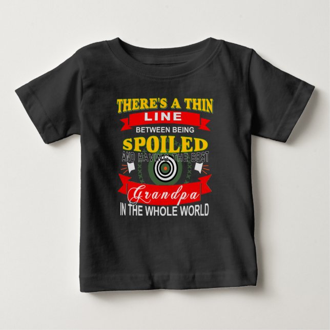 Die dünne Linie trennt verwöhnt und super Großpa Baby T-shirt (Vorderseite)