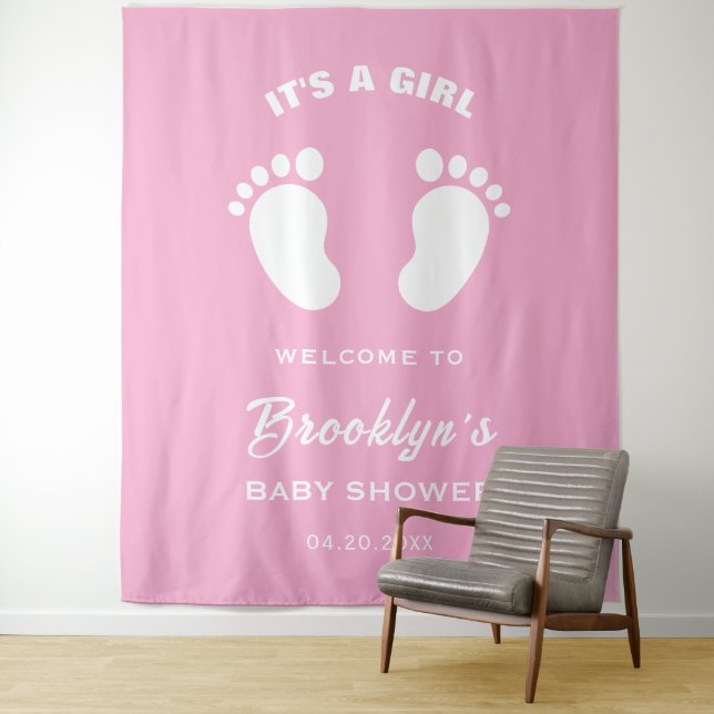 Die Dusche ist mit einem kleinen, rosafarbenen, we Wandteppich (Beispiel)