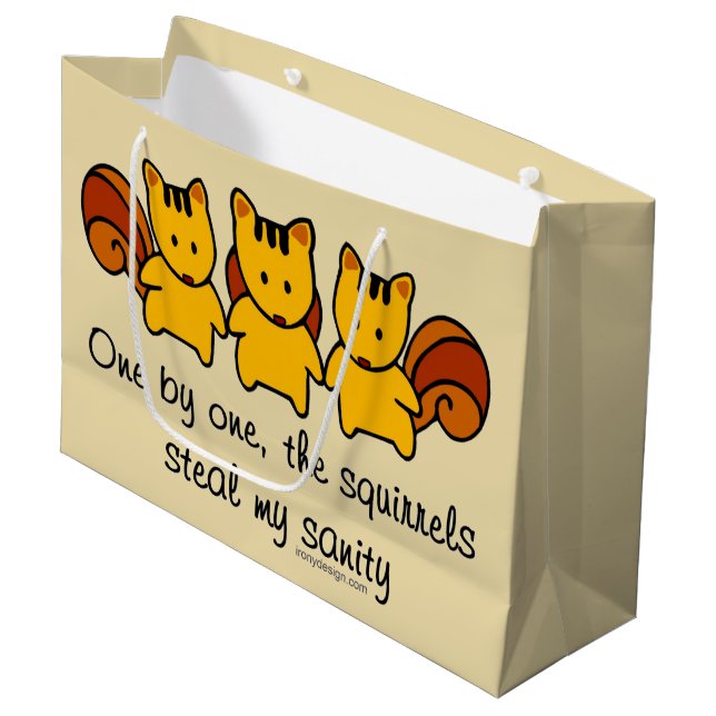 Die Eichhörnchen stehlen meine Vernunft Große Geschenktüte (Vorderseite Schrägansicht)