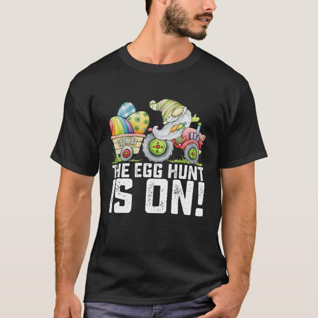 Die Eierjagd ist an sonnigen Ostern. T-Shirt (Vorderseite)