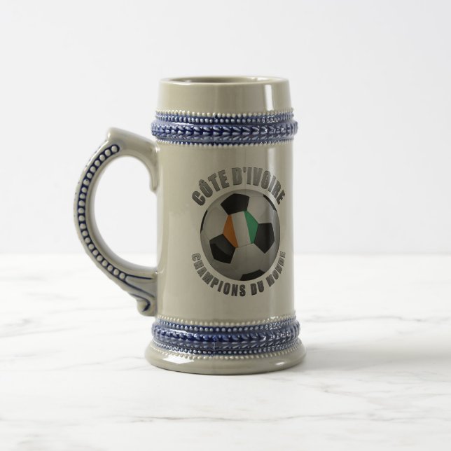 DIE ELFENBEINKÜSTE-FUSSBALL-MEISTER BIERGLAS (Links)