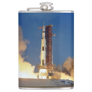 Die Erde bebt, während die Saturn V in den Himmel  Flachmann