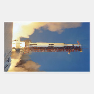 Die Erde bebt, während die Saturn V in den Himmel  Rechteckiger Aufkleber