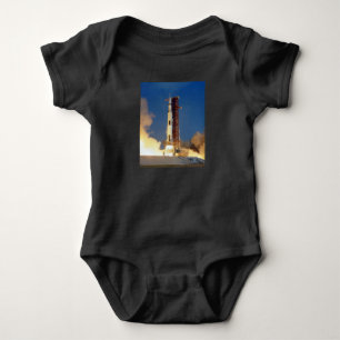 Die Erde bebt, während die Saturn V zum Mond aufst Baby Strampler