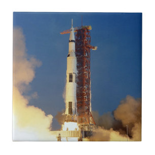 Die Erde bebt, während die Saturn V zum Mond aufst Fliese