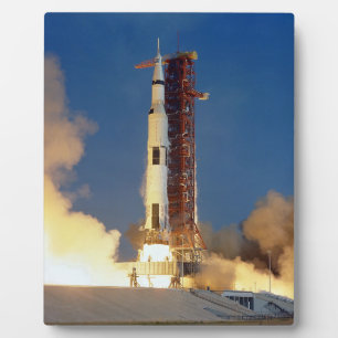 Die Erde bebt, während die Saturn V zum Mond aufst Fotoplatte