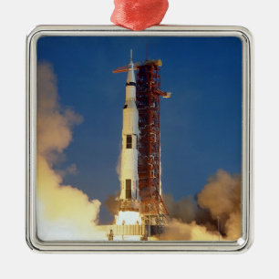 Die Erde bebt, während die Saturn V zum Mond aufst Ornament Aus Metall