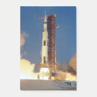 Die Erde bebt, während die Saturn V zum Mond aufst