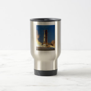 Die Erde bebt, während die Saturn V zum Mond aufst Reisebecher