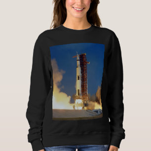 Die Erde bebt, während die Saturn V zum Mond aufst Sweatshirt