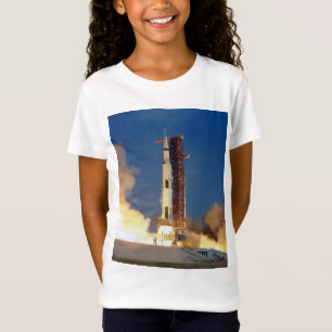 Die Erde bebt, während Saturn V zum Mond aufsteigt T-Shirt