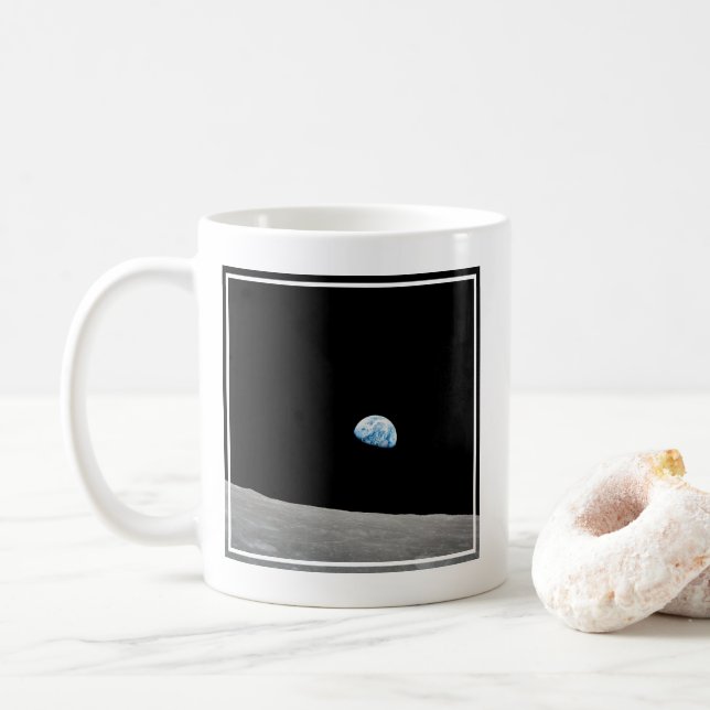 Die Erde erhebt sich über dem Mondlicht. Kaffeetasse (Mit Donut)
