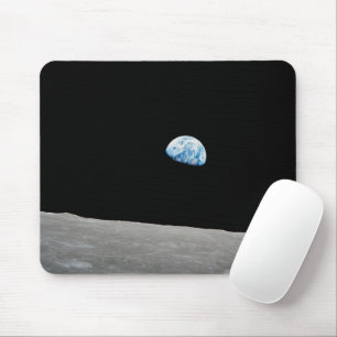 Die Erde erhebt sich über dem Mondlicht. Mousepad
