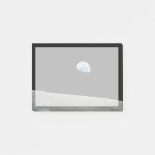 Die Erde erhebt sich über dem Mondlicht. Post-it Klebezettel