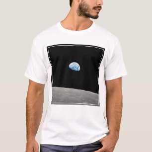 Die Erde erhebt sich über dem Mondlicht. T-Shirt
