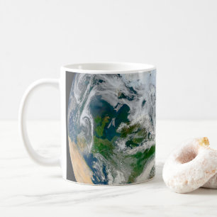 Die Erde mit der Arktis, Europa und Asien. Kaffeetasse