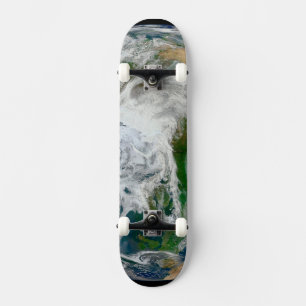 Die Erde mit der Arktis, Europa und Asien. Skateboard