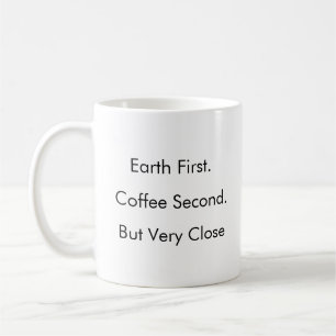 Die Erde zuerst. Kaffee Zweitens. (aber sehr Nah) Kaffeetasse