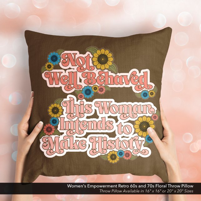 Die Ermächtigung der Frau Retro 60er und 70er Flor Kissen (Not Well Behaved - Women's Empowerment Throw Pillow with a Retro 60s and 70s Floral Design.)