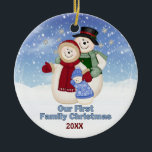 Die erste Weihnachtsfamilie Blue Frosty Snowman Keramik Ornament<br><div class="desc">Frostig der Snowman mit Mrs. Frosty und Baby Boy Frosty mit Schneeflocken Hintergrund. Sie sind für den Winter mit Schal, Hut und Fäusten verkleidet. Einzigartiges Ornament hat einen Datumsbereich, der für Sie individuell gestaltet werden kann.</div>
