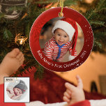 Die erste Weihnachtszeit des Kindes, Rote Schneefl Keramik Ornament<br><div class="desc">Erinnern Sie sich an das erste Weihnachtsfest eines Babys mit zwei Fotos auf diesem zweiseitigen Sake-Ornament mit einem roten Hintergrund mit Schneeflocken und Sternen und einem Ort, um Ihren personalisierten Text beiderseits hinzuzufügen. Ändern oder löschen Sie den Text nach Wunsch. Schriftart, Größe und Farbe können durch Anklicken des Tab CUSTOMIZE...</div>