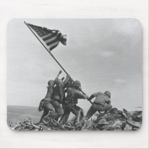 Die Fahne auf Iwo Jima heben Mousepad