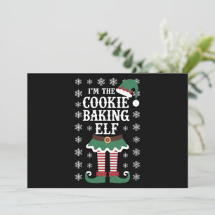Die Familie passt zum Keksgebäck Elf Weihnachten